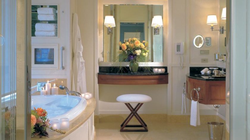 The-Peninsula-Chicago-Pen-Suite-Bathroom-1